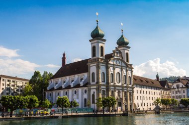 Lucerne, İsviçre - 27 Haziran 2016: Lucerne tarihi şehir merkezi ve Cizvit Kilisesi içinde bir güzel yaz gün, İsviçre