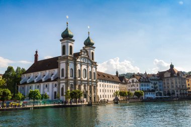 Lucerne, İsviçre - 27 Haziran 2016: Lucerne tarihi şehir merkezi ve Cizvit Kilisesi içinde bir güzel yaz gün, İsviçre
