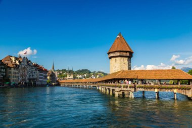 Lucerne, İsviçre - 27 Haziran 2016: Ünlü Şapel Bridge'de Lucerne bir güzel yaz günde, İsviçre