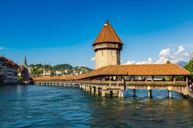 Lucerne, İsviçre - 27 Haziran 2016: Ünlü Şapel Bridge'de Lucerne bir güzel yaz günde, İsviçre