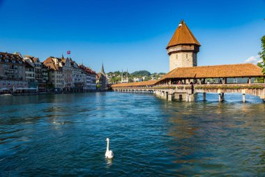 Lucerne, İsviçre - 27 Haziran 2016: Ünlü Şapel Bridge'de Lucerne bir güzel yaz günde, İsviçre