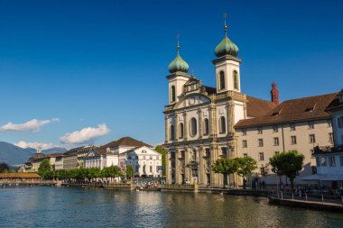Lucerne, İsviçre - 27 Haziran 2016: Lucerne tarihi şehir merkezi ve Cizvit Kilisesi içinde bir güzel yaz gün, İsviçre
