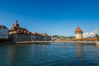 Lucerne, İsviçre - 27 Haziran 2016: Ünlü Şapel Bridge'de Lucerne bir güzel yaz günde, İsviçre