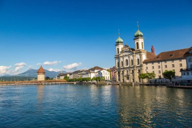 Lucerne, İsviçre - 27 Haziran 2016: Ünlü Şapel Bridge'de Lucerne bir güzel yaz günde, İsviçre