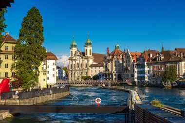 Lucerne, İsviçre - 27 Haziran 2016: Lucerne tarihi şehir merkezi ve Cizvit Kilisesi içinde bir güzel yaz gün, İsviçre