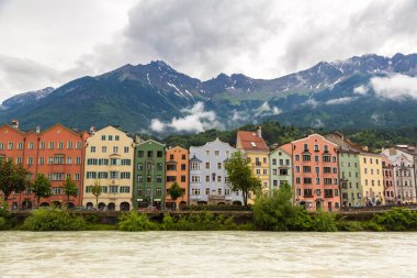 Innsbruck, Avusturya - 24 Haziran 2016: Bina cephe ve Alp dağlarında arkasında İnnsbruck bir güzel yaz günü, Avusturya