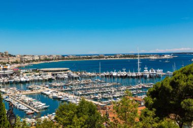 Cannes, Fransa - 23 Haziran 2016: Panoramik Cannes limanda bir güzel yaz günü, Fransa