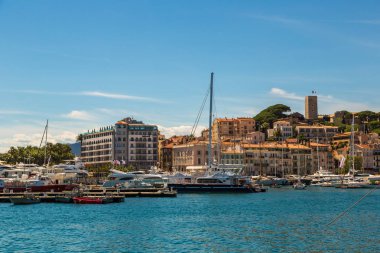 Cannes, Fransa - 23 Haziran 2016: bir güzel yaz günü, 23 Haziran 2016 Fransa'da Cannes limanda demirlemiş yatlar
