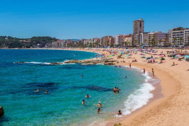 Tossa De Mar, İspanya - 26 Haziran 2016: Plajlar Lloret de Mar içinde bir güzel yaz gün, Costa Brava, Katalonya, İspanya