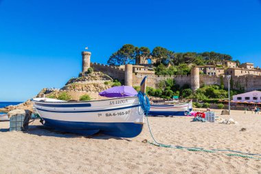 Tossa De Mar, İspanya - 26 Haziran 2016: Beach Tossa de Mar ve kale içinde bir güzel yaz gün, Costa Brava, Katalonya, İspanya