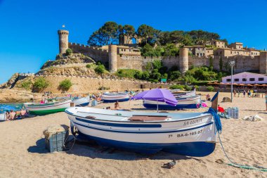 Tossa De Mar, İspanya - 26 Haziran 2016: Beach Tossa de Mar ve kale içinde bir güzel yaz gün, Costa Brava, Katalonya, İspanya