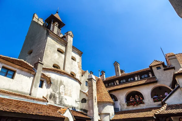 特兰西瓦尼亚 罗马尼亚 2015年6月15日 在罗马尼亚特兰西瓦尼亚的一个夏日 在内院的布兰城堡 — 图库照片