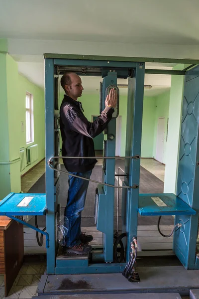 がチェルノブイリ除外ゾーン 夏の日のウクライナの Dityatki の検問所で放射線のコントロールを渡すチェルノブイリ ウクライナ 2016 — ストック写真