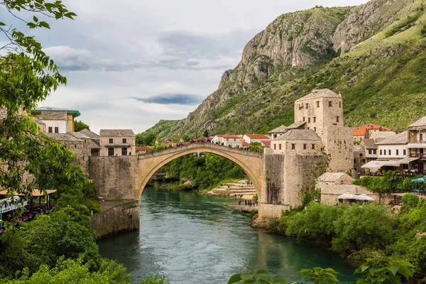 美しい夏の日 ボスニア ヘルツェゴビナのモスタルのモスタル ボスニア ヘルツェゴビナ 2016 古い橋 — ストック写真