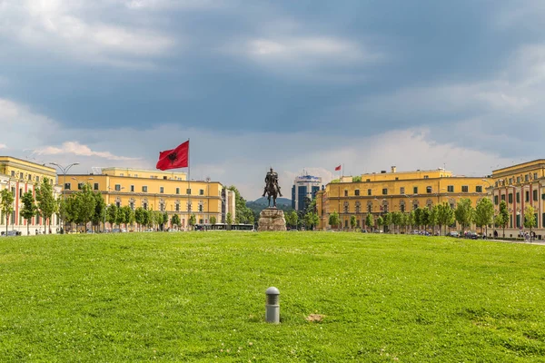 Τίρανα Αλβανία Ιούνιος 2016 Πλατεία Skanderbeg Και Μνημείο Του Σκεντέρμπεη — Φωτογραφία Αρχείου