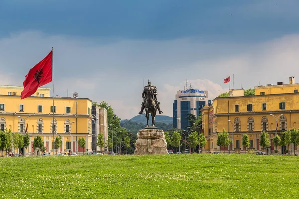 Tirana Albanien Juni 2016 Skanderbegtorget Och Skanderbeg Monument Tirana Vacker — Stockfoto