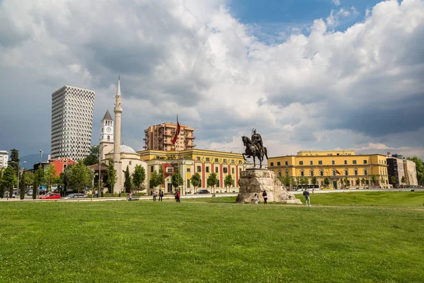 Τίρανα Αλβανία Ιούνιος 2016 Πλατεία Skanderbeg Και Μνημείο Του Σκεντέρμπεη — Φωτογραφία Αρχείου