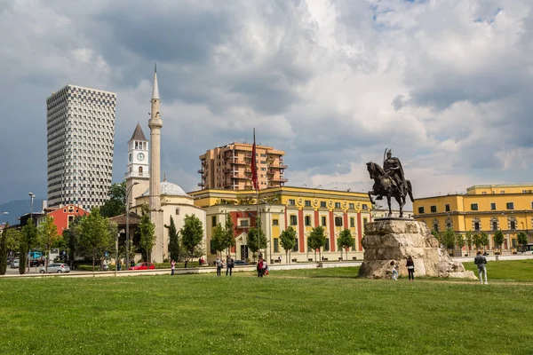 ティラナ アルバニア 2016 スカンデルベク広場と美しい夏の日 アルバニアのティラナのスカンデルベクの記念碑 — ストック写真