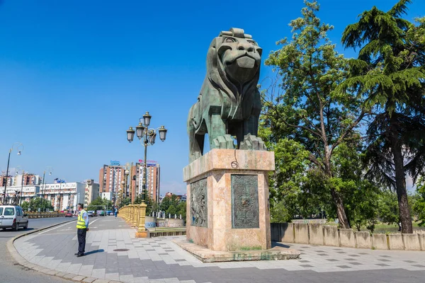 Skopje Makedonien Juni 2016 Lejon Skulptur Bro Skopje Vacker Sommardag — Stockfoto