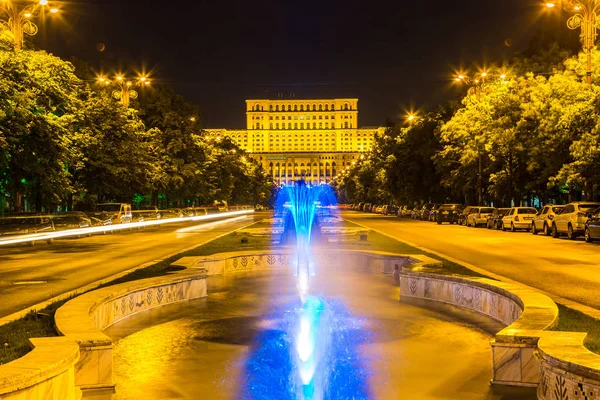 布加勒斯特 罗马尼亚 2016年6月19日 在布加勒斯特的罗马尼亚议会大厦在一个美丽的夏日夜晚 保加利亚 — 图库照片