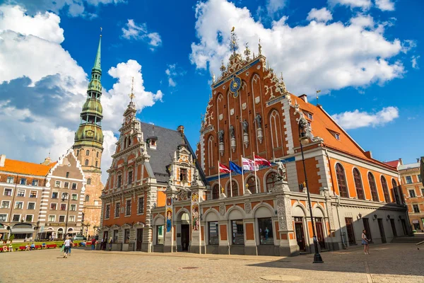 拉脱维亚 2016年6月13日 在里加的黑头和圣彼得斯教堂在一个美丽的夏天 拉脱维亚的房子 — 图库照片