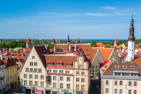 Tallinn, Estonya - 23 Haziran 2016: Havadan görünümü, Tallinn eski şehirde bir güzel yaz günü, Estonya