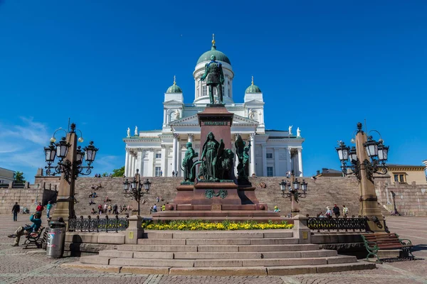 ヘルシンキ フィンランド 2016 ヘルシンキ大聖堂と 2016 日に美しい夏の日に皇帝アレクサンドル 世の像 — ストック写真