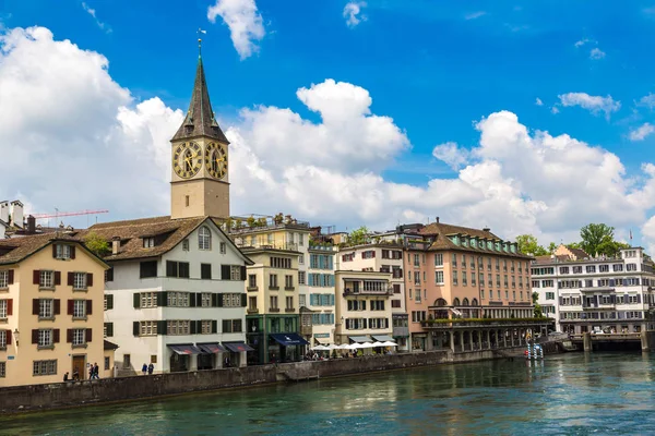 美しい夏の日 スイスのチューリッヒの歴史的部分でチューリッヒ スイス 2016 時計塔 — ストック写真