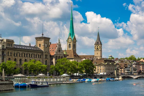 美しい夏の日 スイスのチューリッヒの歴史的部分の聖母教会や大聖堂のチューリッヒ スイス 2016 時計塔 — ストック写真