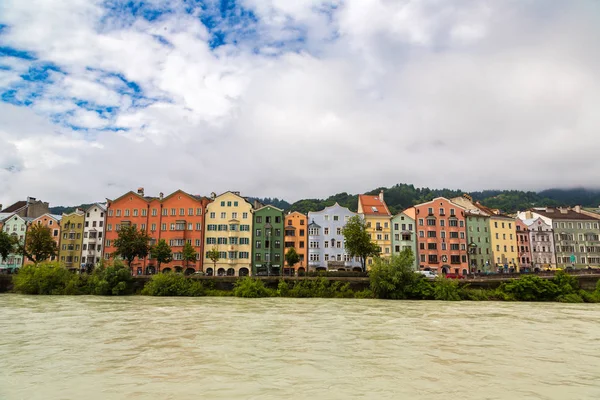 Innsbruck Österreich Juni 2016 Hausfassade Und Alpenberge Hintergrund Innsbruck Einem — Stockfoto