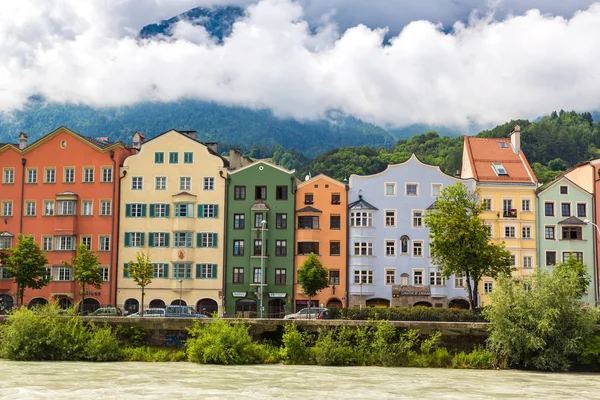 Innsbruck Österreich Juni 2016 Hausfassade Und Alpenberge Hintergrund Innsbruck Einem — Stockfoto