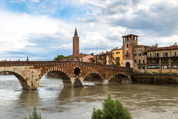 Verona Italië Juni 2016 Adige Rivier Brug Ponte Pietra Verona — Stockfoto