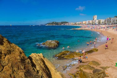 Bir Lloret De Mar, İspanya - 26 Haziran 2016: Plajlar Lloret de Mar içinde bir güzel yaz gün, Costa Brava, Katalonya, İspanya üzerinde 26 Haziran 2016