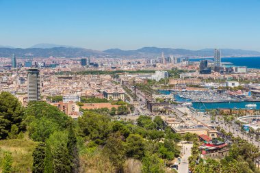 Barcelona, İspanya - 26 Haziran 2016: Hava panoramik Barcelona ve limanda bir güzel yaz günü, Catalonia, İspanya