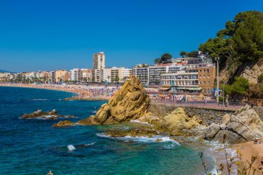 Bir Lloret De Mar, İspanya - 26 Haziran 2016: Plajlar Lloret de Mar içinde bir güzel yaz gün, Costa Brava, Katalonya, İspanya