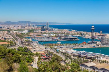 Barcelona, İspanya - 26 Haziran 2016: Hava panoramik Barcelona ve limanda bir güzel yaz günü, Catalonia, İspanya