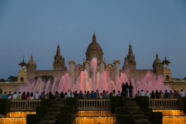 Barcelona, İspanya - 26 Haziran 2016: Işık gösterisi ve Çeşme Barcelona, Ulusal Sanat Müzesi önünde içinde bir