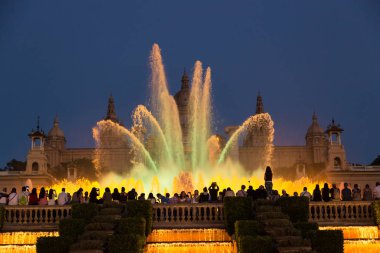 Barcelona, İspanya - 26 Haziran 2016: Işık gösterisi ve Çeşme Barcelona, Ulusal Sanat Müzesi önünde içinde bir