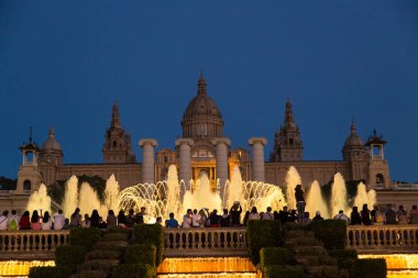 Barcelona, İspanya - 26 Haziran 2016: Işık gösterisi ve Çeşme Barcelona, Ulusal Sanat Müzesi önünde içinde bir