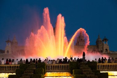 Barcelona, İspanya - 26 Haziran 2016: Işık gösterisi ve Çeşme Barcelona, Ulusal Sanat Müzesi önünde içinde bir