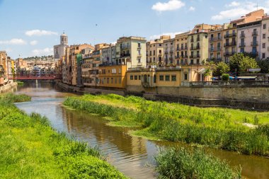 Girona, İspanya - 26 Haziran 2016: Renkli evleri, Eiffel Köprüsü ve Saint Mary Katedrali Girona, arka planda bir güzel yaz günü, Catalonia, İspanya