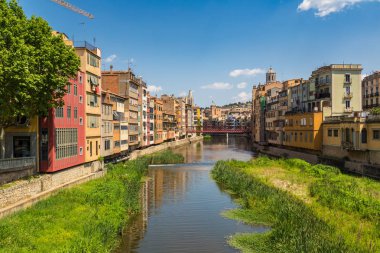 Girona, İspanya - 26 Haziran 2016: Renkli evleri, Eiffel Köprüsü ve Saint Mary Katedrali Girona, arka planda bir güzel yaz günü, Catalonia, İspanya