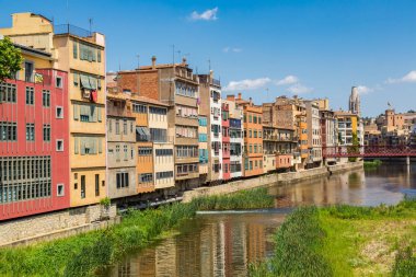 Girona, İspanya - 26 Haziran 2016: Renkli evler ve Girona, Eiffel Bridge'de bir güzel yaz günü Catalonia, İspanya