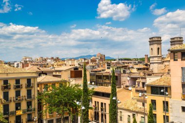 Girona, İspanya - 26 Haziran 2016: Panoramik hava görünümünde Girona, bir güzel yaz günü, Catalonia, İspanya