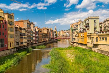 Girona, İspanya - 26 Haziran 2016: Renkli evler ve Girona, Eiffel Bridge'de bir güzel yaz günü Catalonia, İspanya