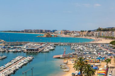 Blanes, İspanya - 26 Haziran 2016: Panoramik hava görünümünde Blanes Costa Brava içinde bir güzel yaz günü, İspanya