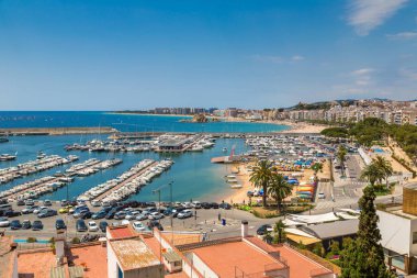 Blanes, İspanya - 26 Haziran 2016: Panoramik hava görünümünde Blanes Costa Brava içinde bir güzel yaz günü, İspanya