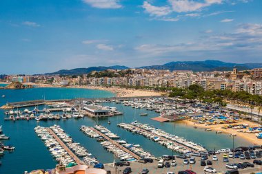 Blanes, İspanya - 26 Haziran 2016: Panoramik hava görünümünde Blanes Costa Brava içinde bir güzel yaz günü, İspanya
