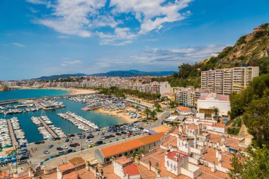 Blanes, İspanya - 26 Haziran 2016: Panoramik hava görünümünde Blanes Costa Brava içinde bir güzel yaz günü, İspanya