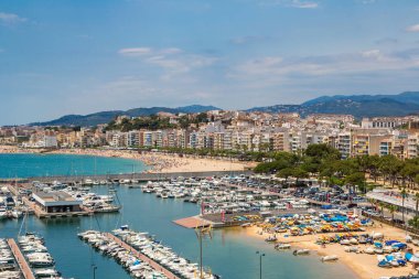 Blanes, İspanya - 26 Haziran 2016: Panoramik hava görünümünde Blanes Costa Brava içinde bir güzel yaz günü, İspanya